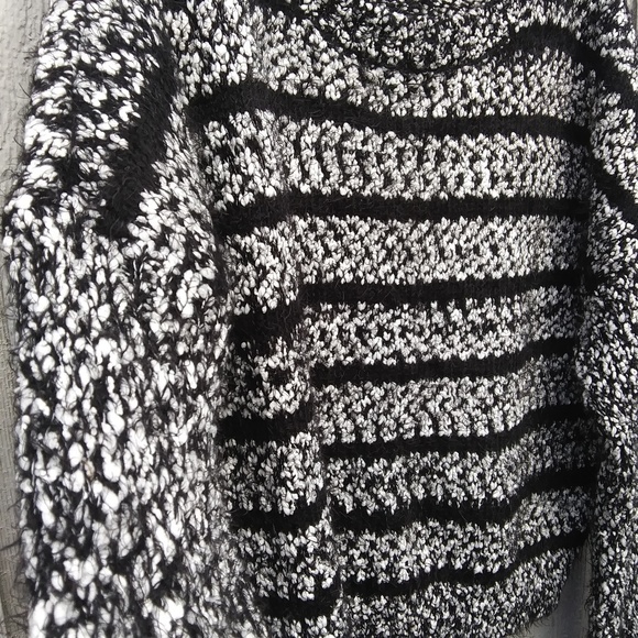 Xhilaration eyelash striped crewneck sweater women’s Size XLarge - Picture 6 of 8